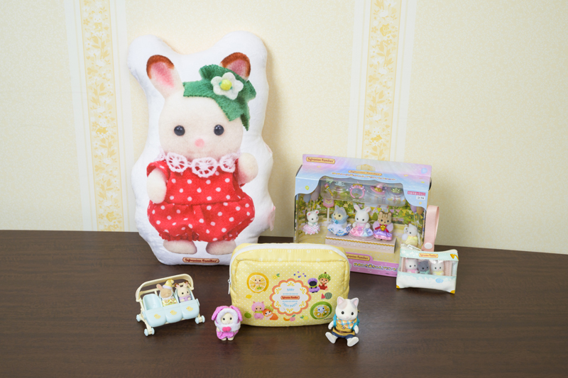 タカシさん持参のシルバニアファミリーグッズ。パッケージのままのものはかわいくて開けられないのだそう。ポーチには自身がプロデュースする「Freecus（フィカス）」のネイルポリッシュが入っていました。（撮影／岡本好明）