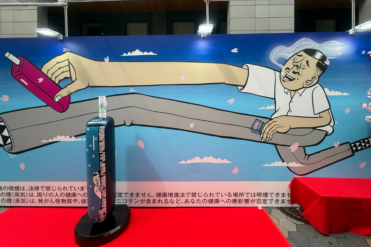 喫煙ブース内には浅草ゆかりのグラフィックデザイナー・ESOWさんのオリジナルイラストも