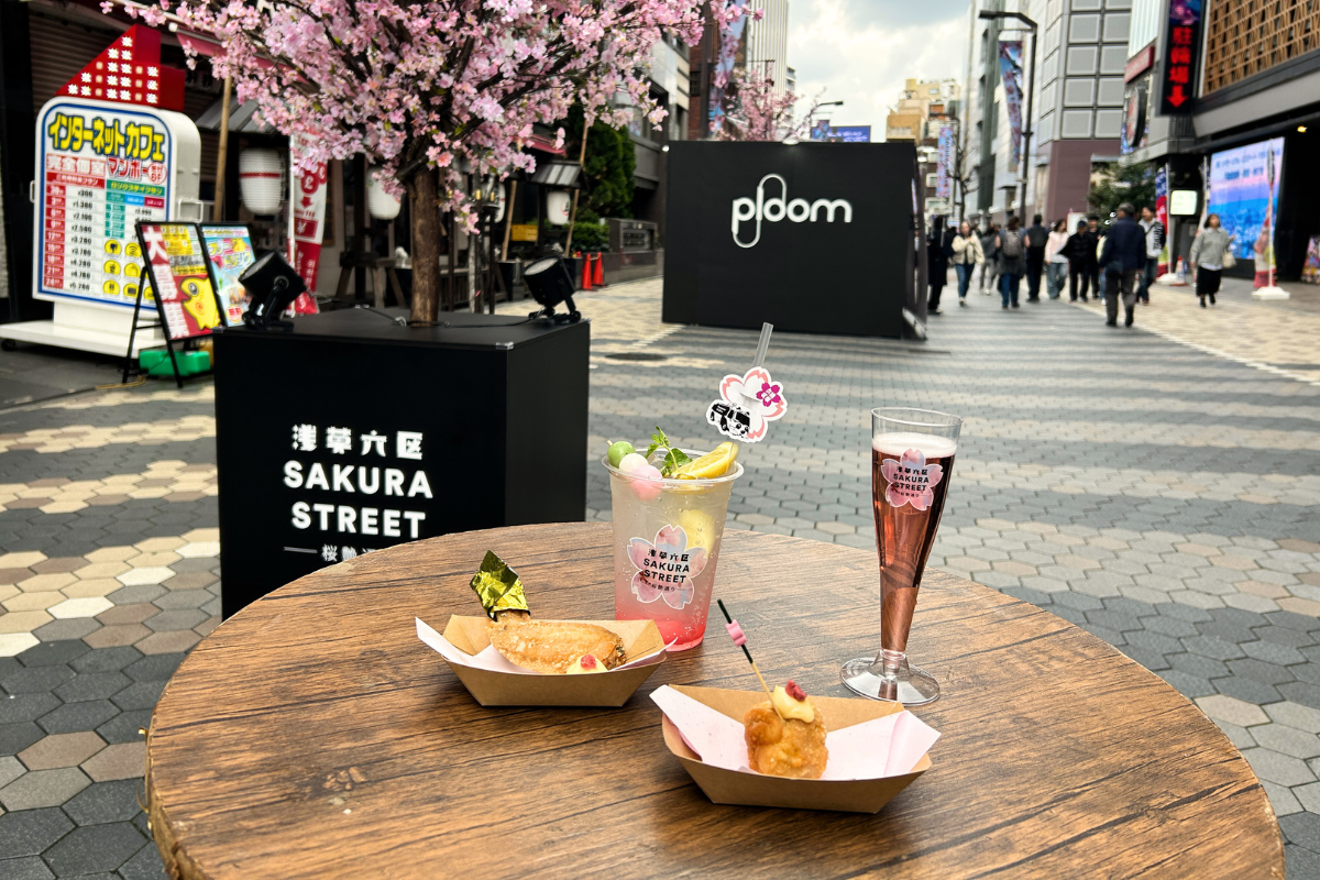 画像手前から時計回りに『浅草チキン』の」「桜チキン」「桜手羽」（各200円・税込）、『Panda Bar NinNIn』の「桜レモンサワー」（800円・税込）「桜ロゼ」（700円・税込）