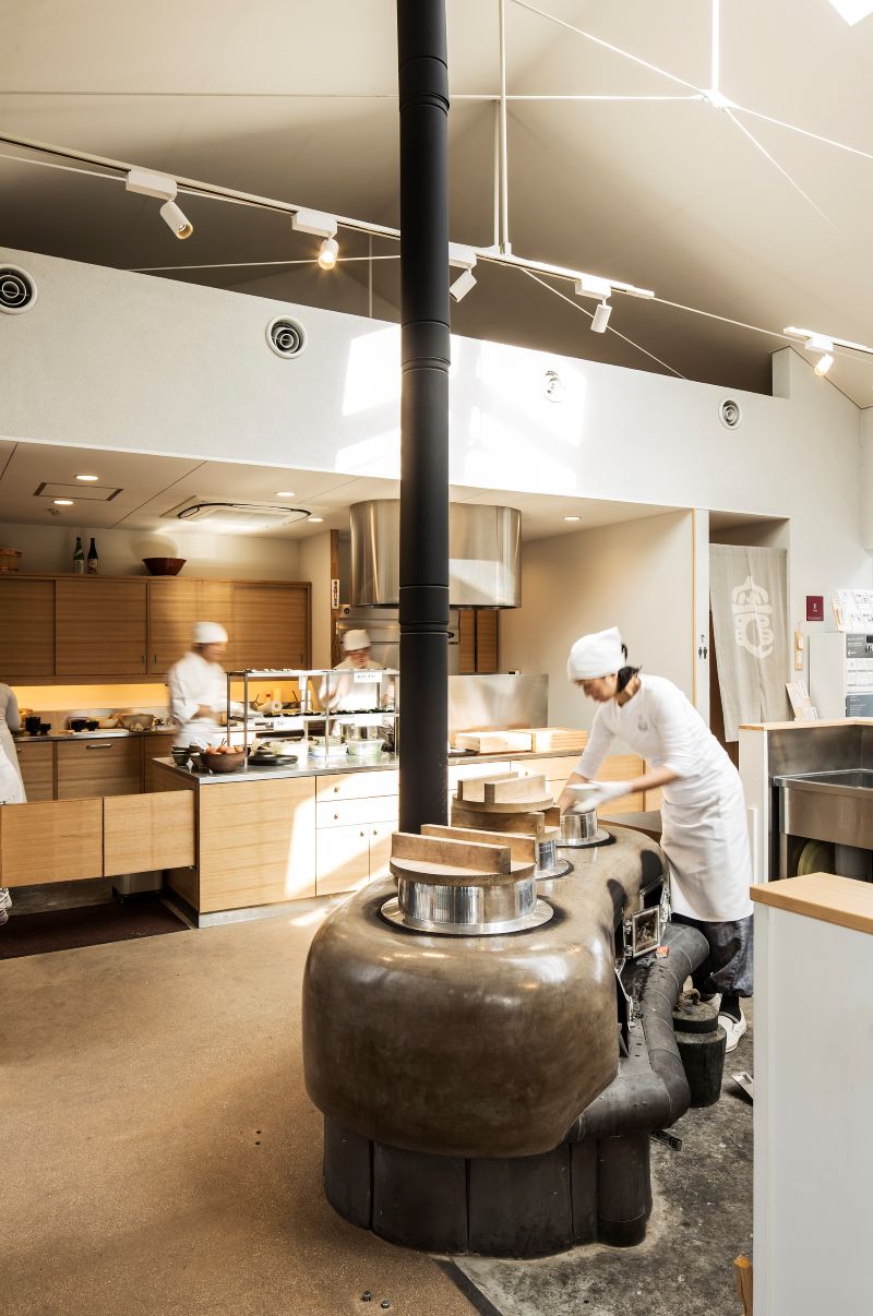 「竈」の内観。大和ポークを使った定食や、奈良産のご飯に合う食品などお土産も充実。