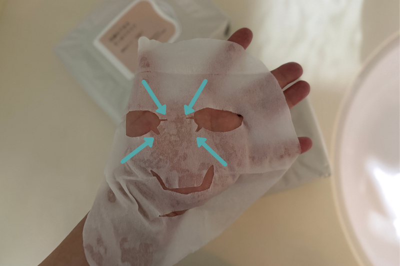 薄くもなく厚くもなく、わりとしっかりしたマスク。ちょっと引っ張っても破れることはなさそう