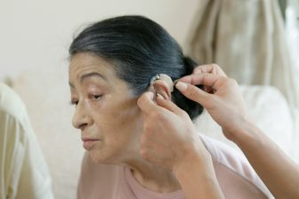 《50代から始まる聴力低下》意外と知らない「補聴器Q＆A」、“補聴器デビュー”した経験者のリアル…