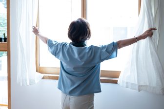 《人気占い師が本当に実践》開運幸福ルーティン「起床後すぐに窓を開ける」「就寝前に玄関掃除」…