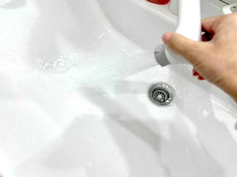 壁際など、水洗いしにくいところは泡を拭き上げることも