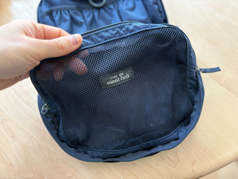 Wジッパーで開けられる、メッシュポケット