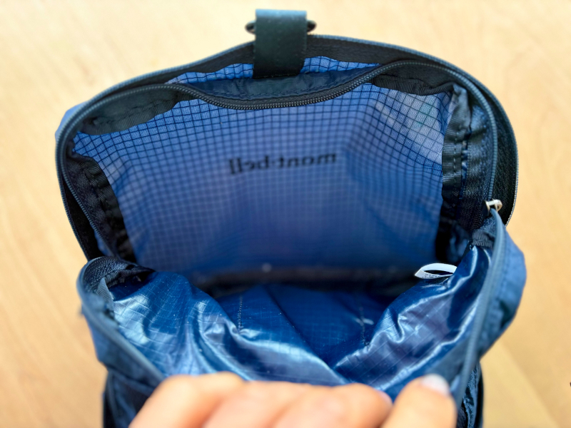 透け感のある薄手の生地には、内側にウレタンコーティングが施されている