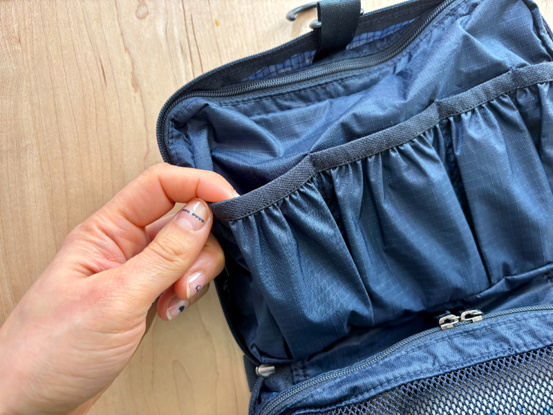 ほどよくホールドしてくれるゴム付きポケットが4つ。太さのちがうものが入れられる