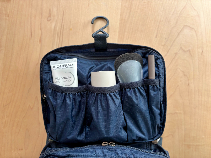 ゴム付きポケットには、日やけ止め、リキッドファンデーション、チークブラシ、アイライナーを差して収納