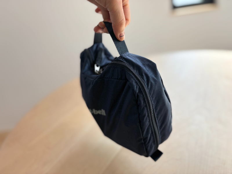 上部には下げられるよう持ち手付き