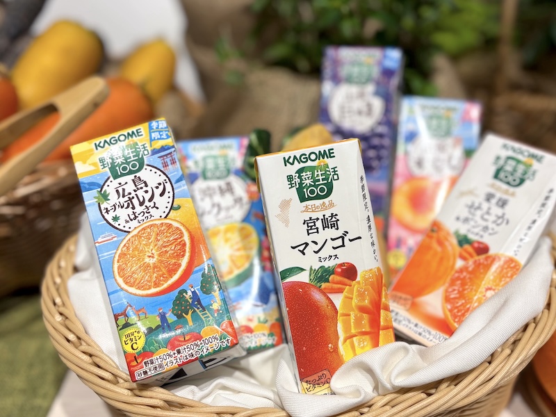 「野菜生活 100 季節限定シリーズ」1本あたり195ml入り。写真左手前「広島ネーブルオレンジ＆はっさくミックス」3月17日発売、写真中央「宮崎マンゴーミックス」6月19日発売、写真右「愛媛せとか＆ポンカンミックス」3月3日発売ほか。