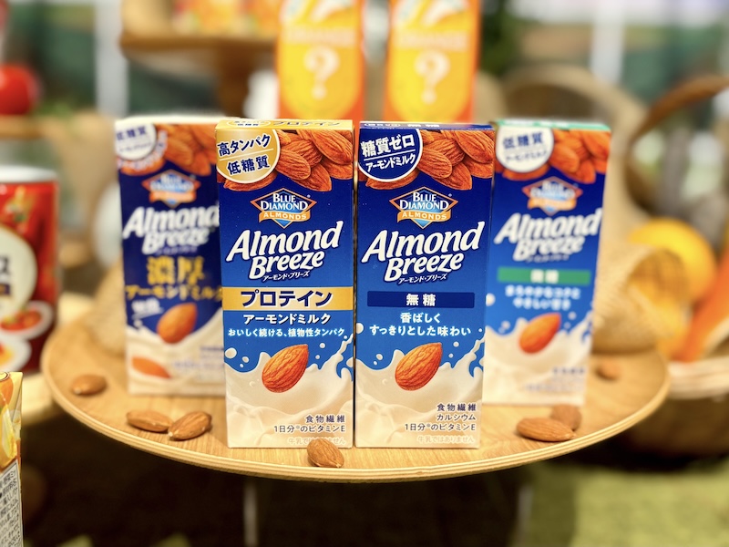 写真左「アーモンド・ブリーズ プロテイン」、写真右「アーモンド・ブリーズ 無糖」、各200ml。