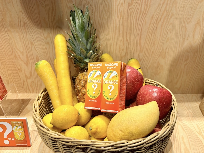 入っているのは、黄にんじん、りんご、パインアップル、マンゴー、レモン