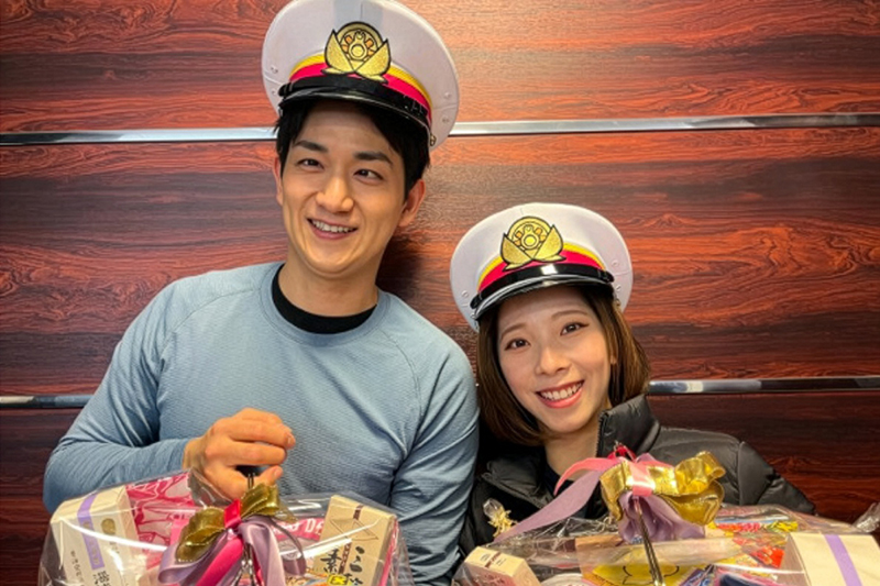 テレビゲーム『桃太郎電鉄』のグッズを着用するりくりゅうの2人（インスタグラムより）