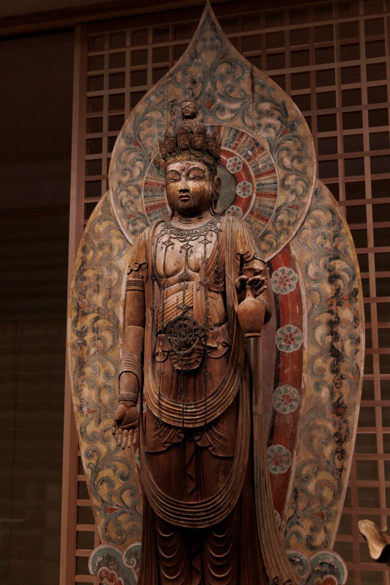 国宝「十一面観音菩薩立像」。上品で優しい顔立ち。見ているだけで心が清らかになる。