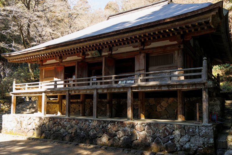 国宝「金堂」は柿葺（こけらぶき）寄棟造りの屋根が見事。