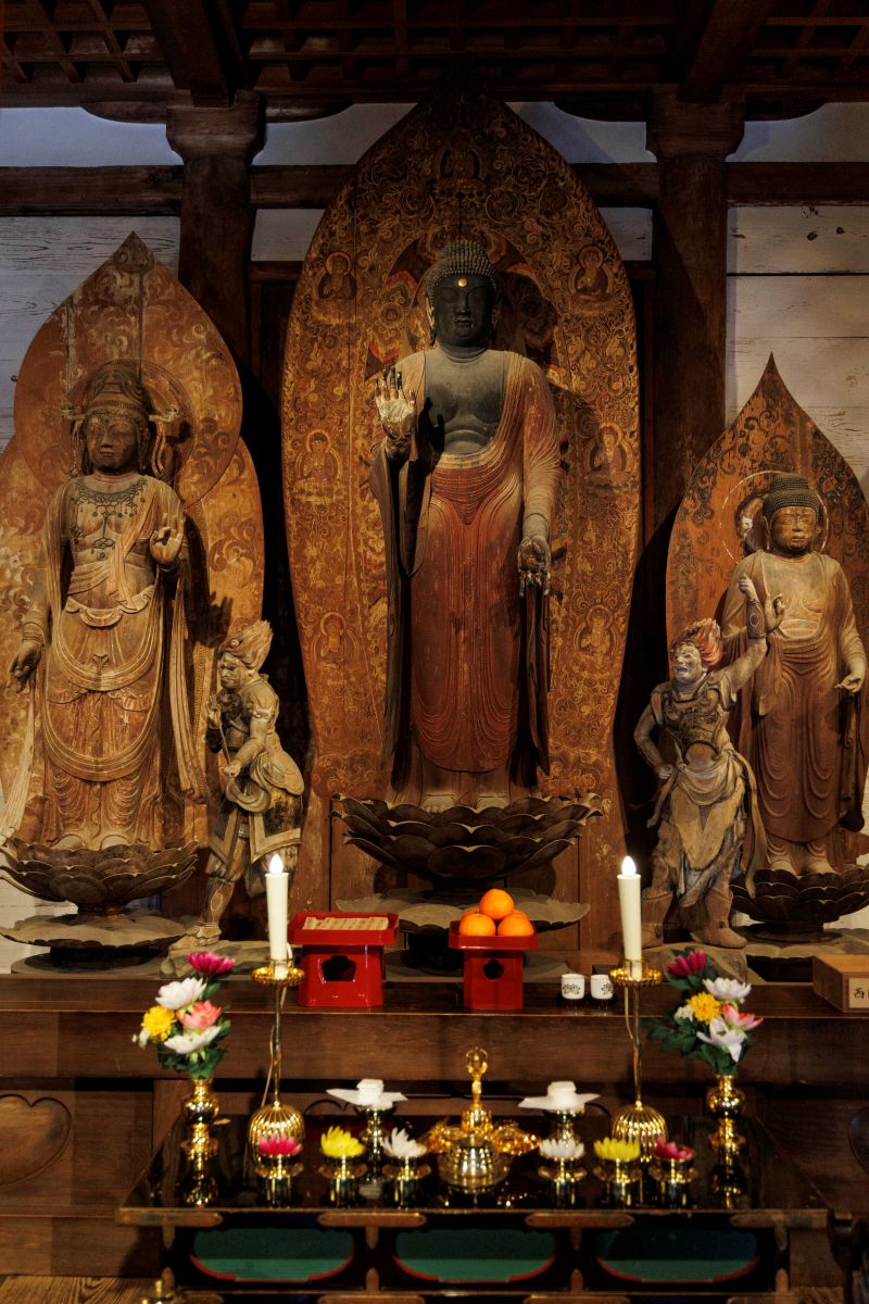 国宝「釈迦如来立像」は榧(かや)の一木像。