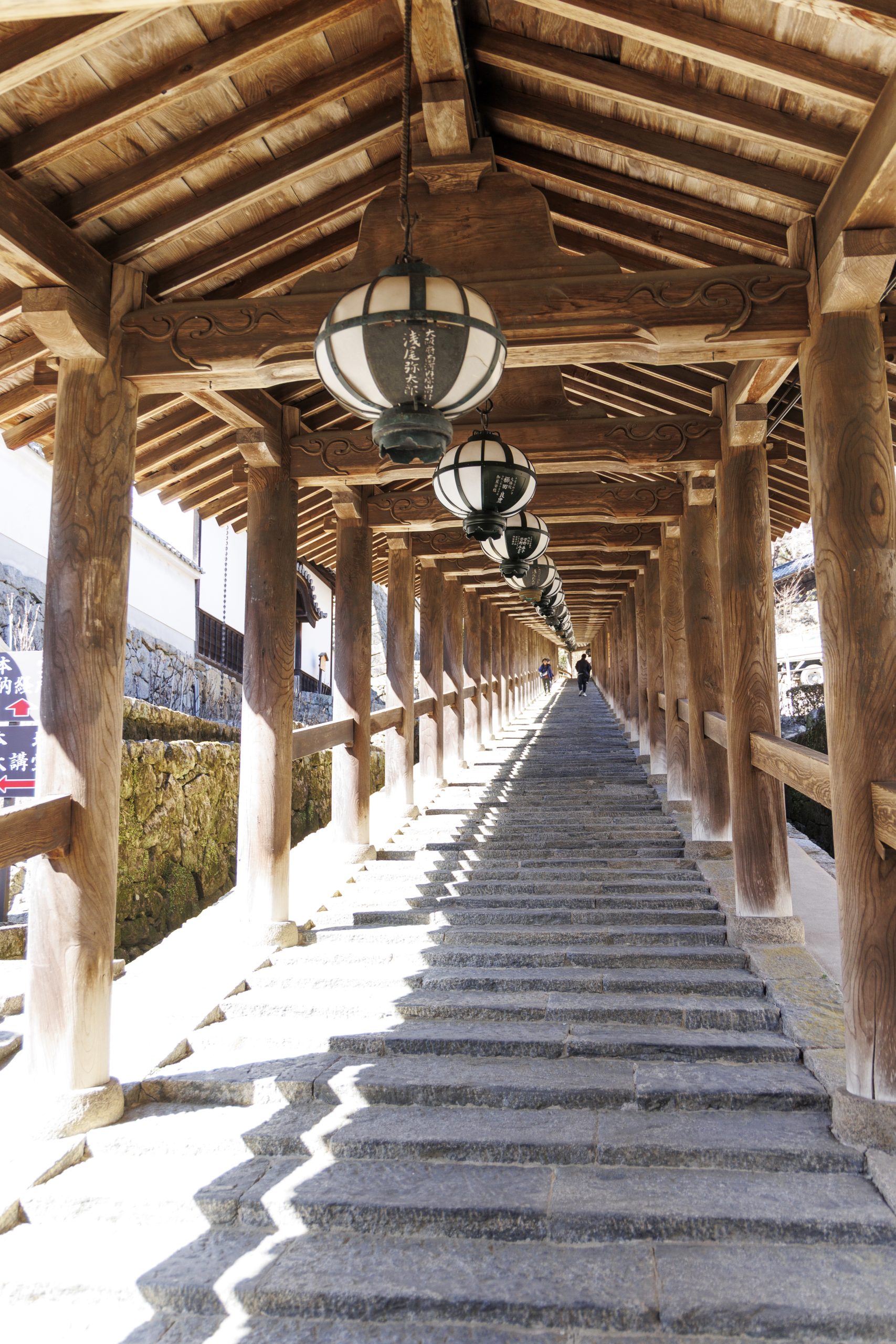 本堂へと続く「登廊」は絶好のフォトスポット。