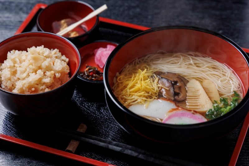 三輪そうめんと竹の子ご飯の『なごみセット』（1200円）