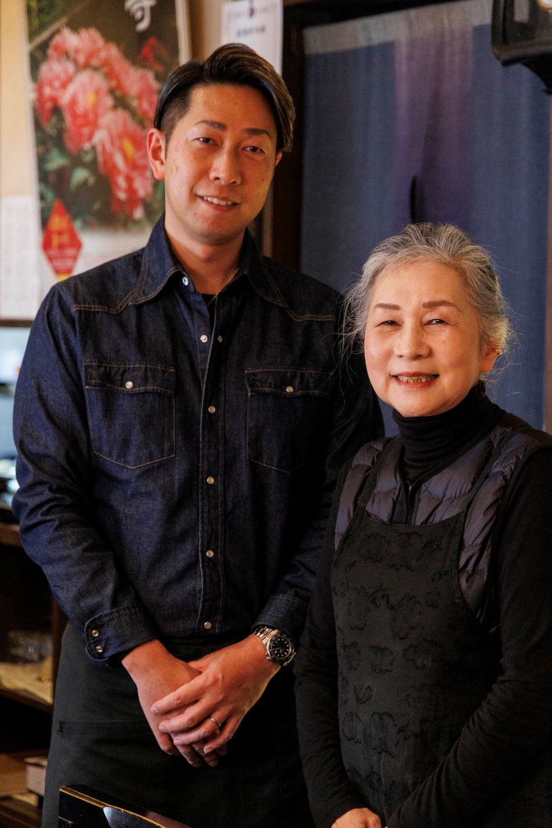 息子・峙秀彦さんと母・智子さん。「参拝時にぜひ！」