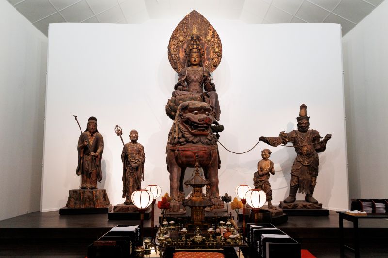 善財童子像のいまにも動き出しそうなポーズ、表情がたまらない。瞳は水晶で、本物の童子のよう。国宝「渡海文殊群像」（右から優填王像、善財童子像、本尊 騎獅文殊菩薩像、須菩堤像、維摩居士像）