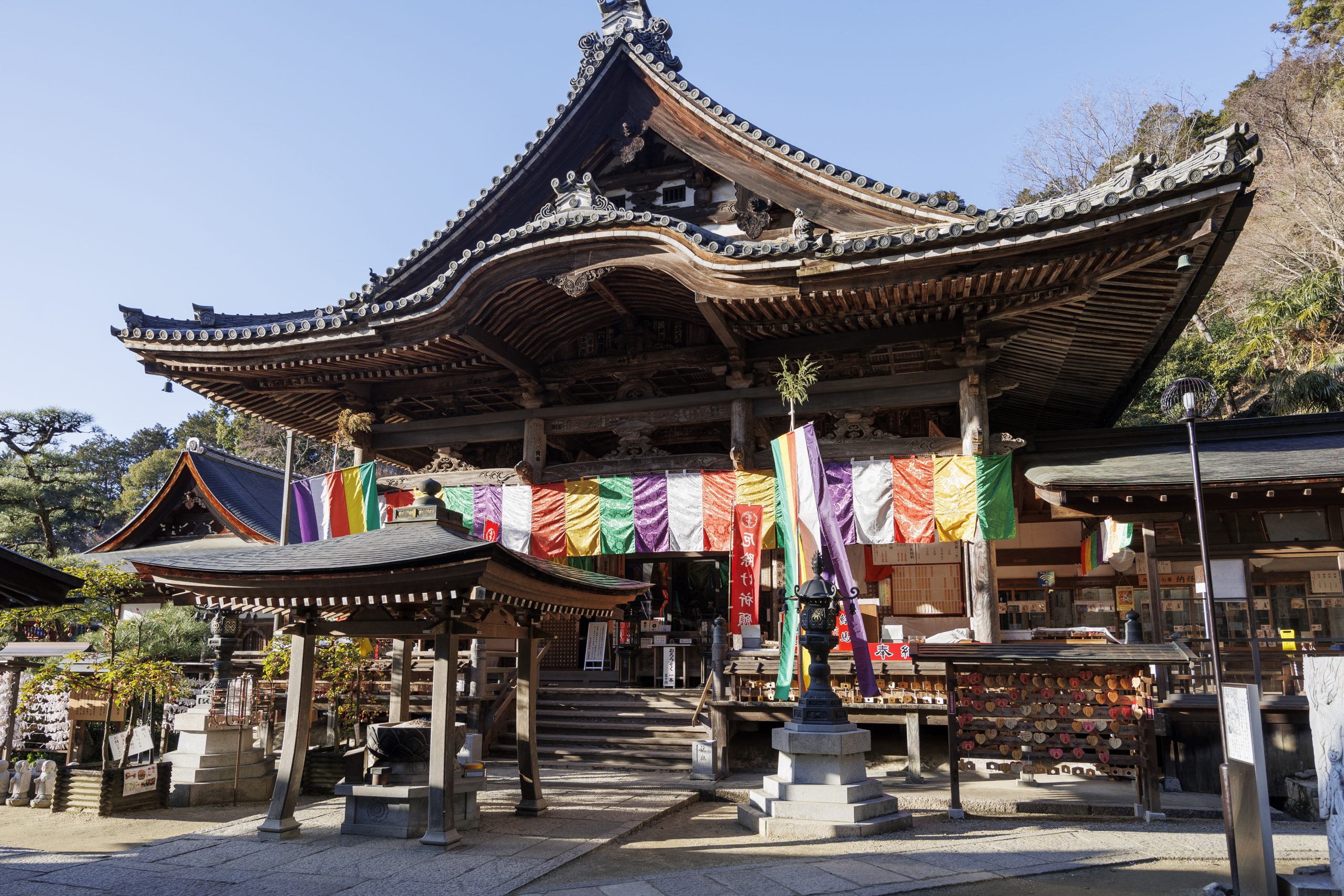 本堂は奈良県指定文化財。