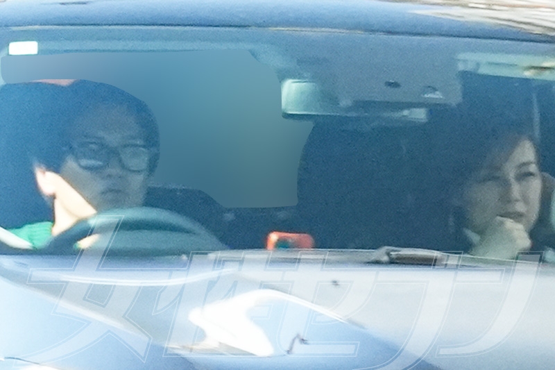 運転する山野氏（左）と助手席の相川（右）