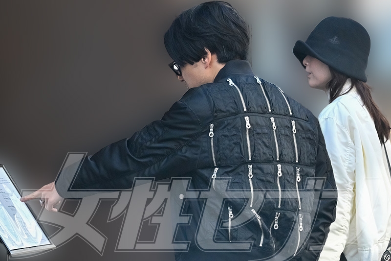 レストランの前でメニューをみつめる