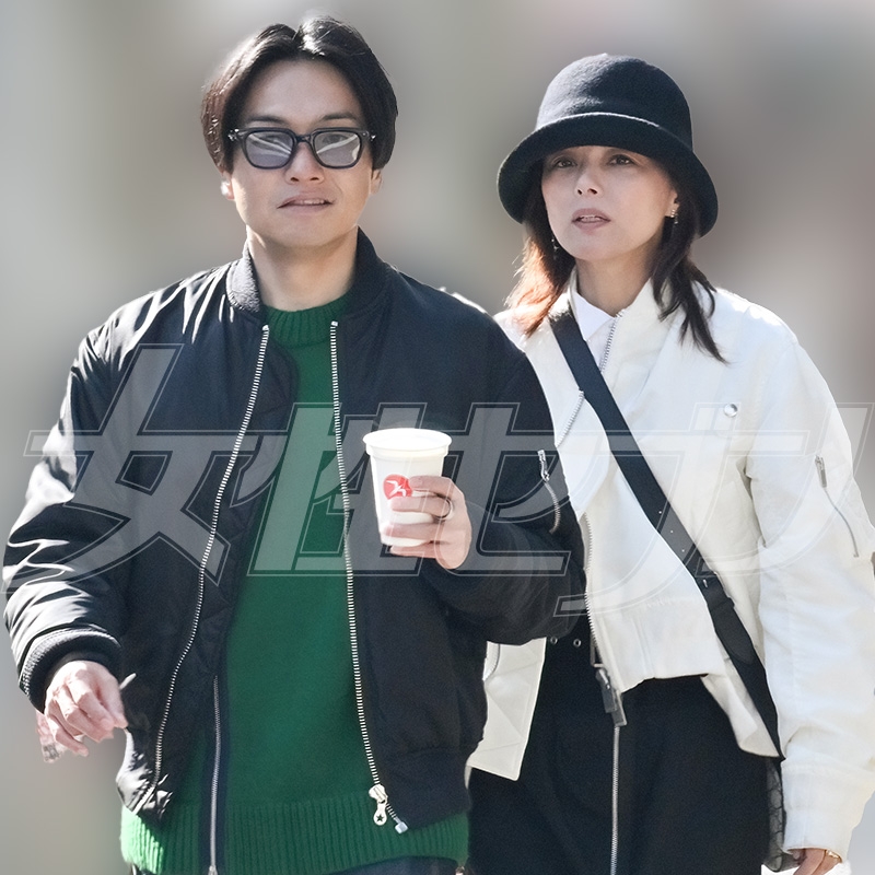 山野氏（左）と相川（右）は肩を寄せ合い歩いていた