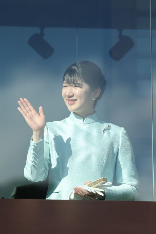 淡い青がよく似合う。（2026年2月、写真／黒石あみ）