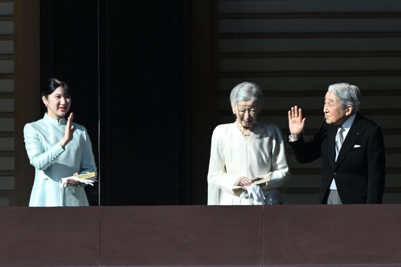 集まった国民に手を振る上皇さまと愛子さま。（2026年1月、写真／横田紋子）