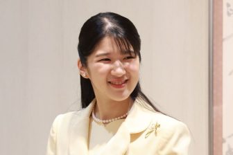 《まるで浮き上がっているように見える》愛子さま「雅子さまと揃えた淡色ドレス」そのすごい視覚効果【専門家の分析】