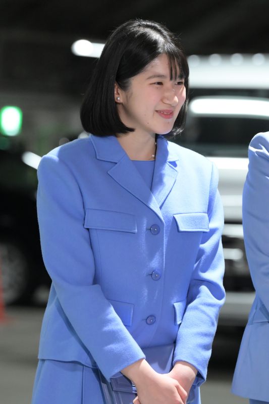 首元にはパールのステーションネックレスがキラリ。（2026年3月、写真／JMPA）