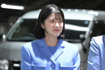 《首が据わらないって感じ》愛子さま「30cm以上バッサリ」衝撃のイメチェン 思い出される3年前の…