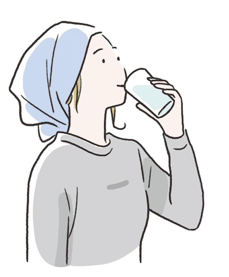 コップ1〜2杯の水分補給（イラスト／上田惣子）