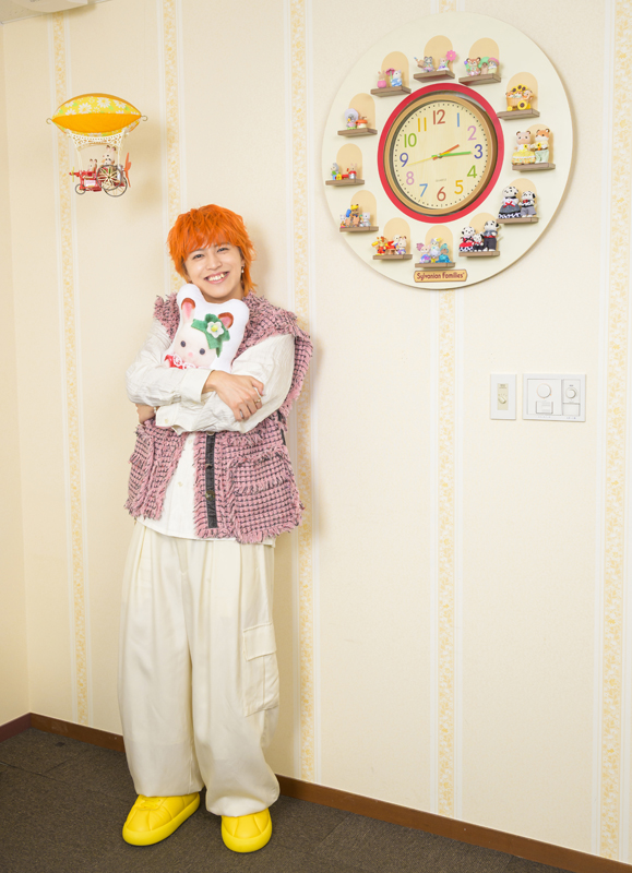 ハグしている「ショコラウサギの赤ちゃん」のダイカットクッションは、タカシさんの私物です。（撮影／岡本好明）