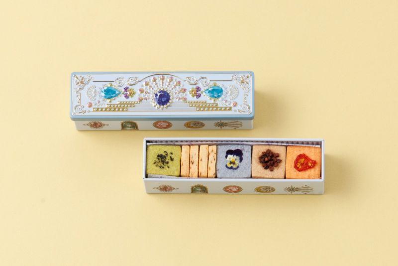 「パティスリー マグノリア」宝塚すみれクッキーサレ（撮影／玉井幹郎）