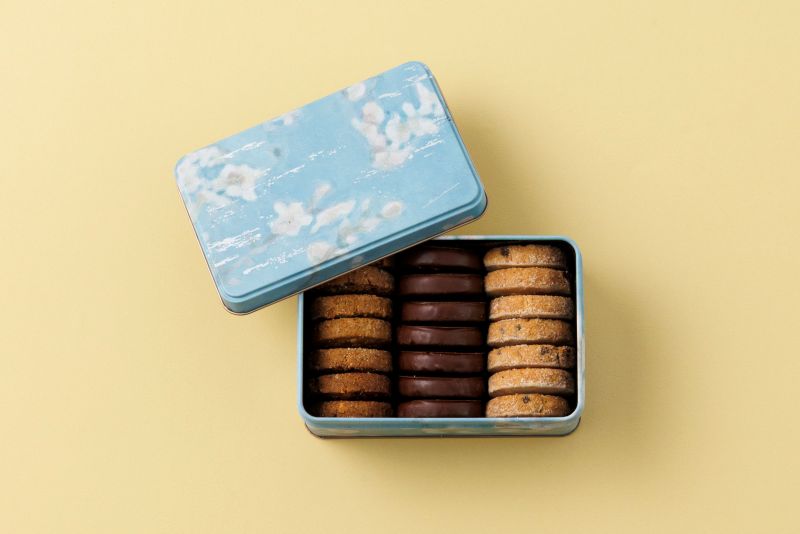 「パティスリーイーズ」クッキー缶「花」2026（撮影／玉井幹郎）