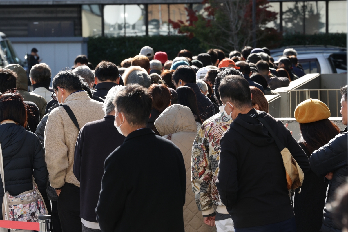 一審判決の際、傍聴券を求める人々(時事通信フォト)