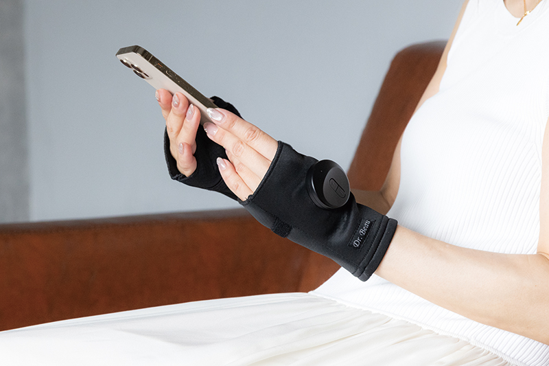 グローブ、コントローラー、リモコンのほか、専用美容クリーム25g、充電用ケーブル、洗濯ネット、リモコン用紐、リモコン用ボタン電池が付属。グローブは洗濯ネットに入れて洗える