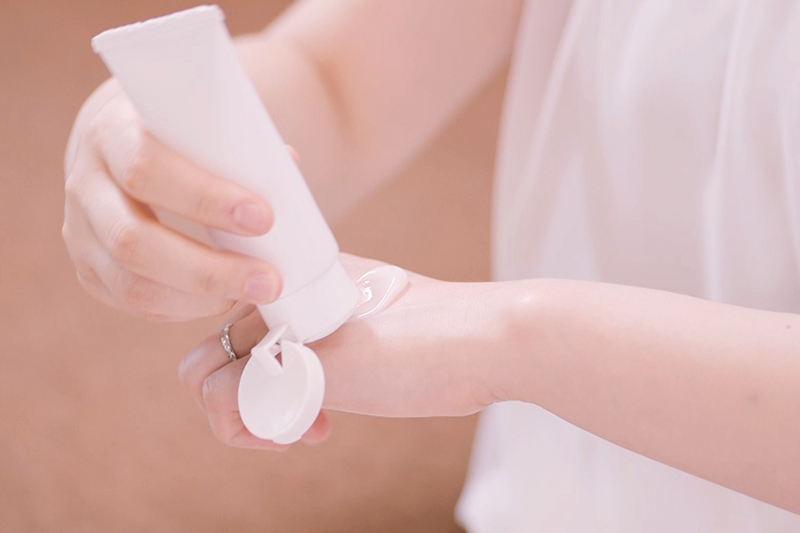 使い方は簡単。手の甲にクリームをなじませる