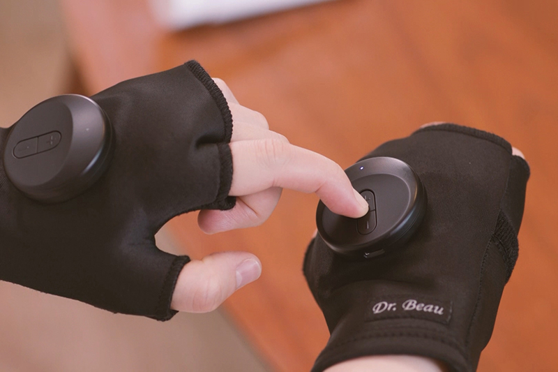 グローブを装着し、電源をオン