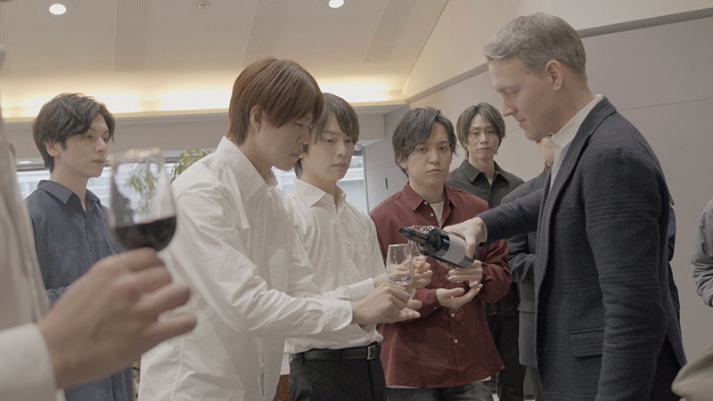 二次選考ではワインの講義+テイスティングに挑戦。「メンバーにはアーティスト活動を続けながらワインの専門家も目指してもらうため、勉強への意欲や前向きさをチェック」（プロデューサーの廣濱香菜氏・以下同）