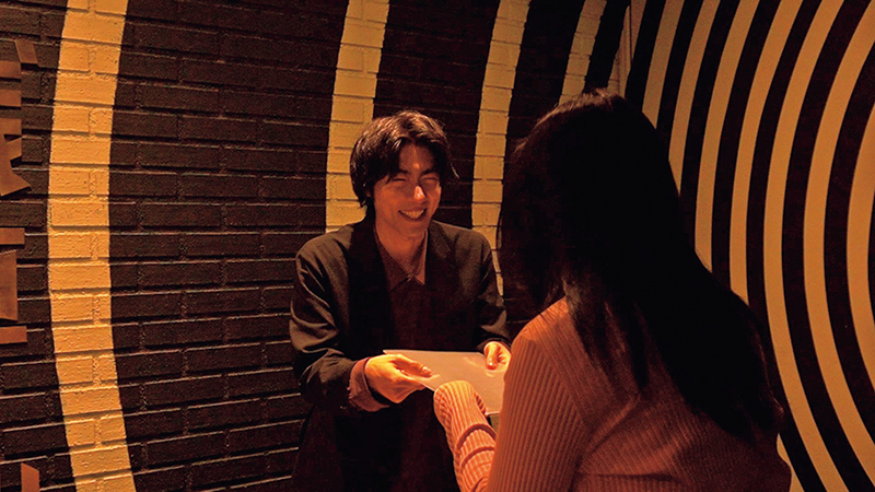 “特典会審査”の様子。「ファンのかたとどう接するのか、短時間で相手の心をつかめるかなどを実際のシチュエーションを想定し、審査を実施しました」