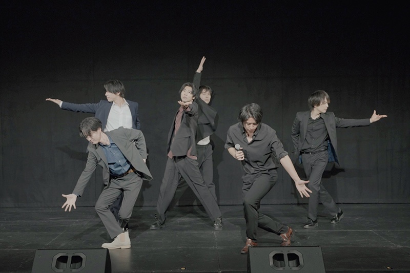 2グループに分かれ、パフォーマンス対決