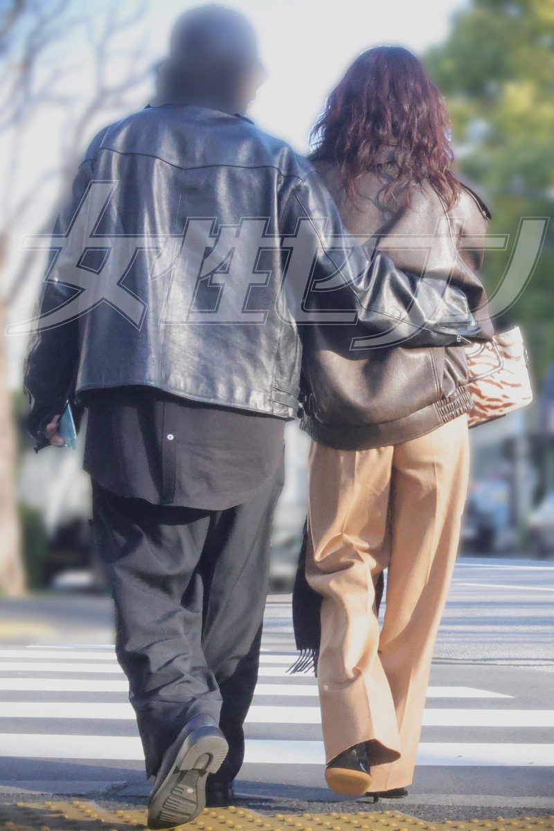 ガッツリと長谷川の腰に手を回すA氏