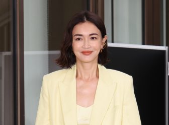 《白昼堂々ガッツリ腰に手を回して》長谷川京子(47)が新恋人と「デカサングラス」で情熱デート「…