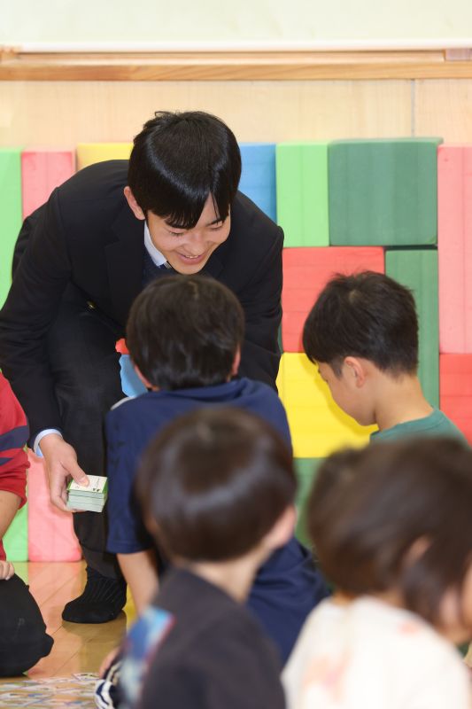 子供たちとかるたをする悠仁さま。（2026年3月、写真／JMPA）