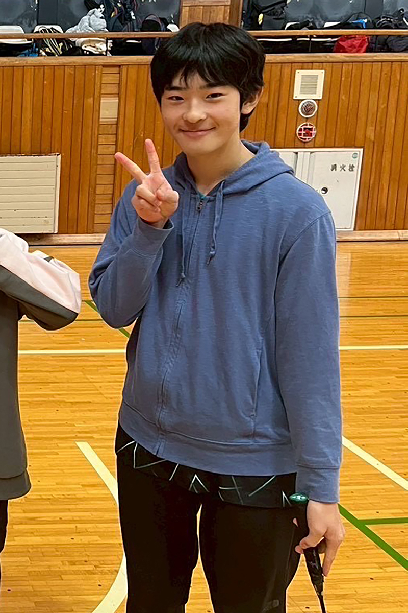 ダブルスで汗を流した女子学生とともにピースサインをする悠仁さま