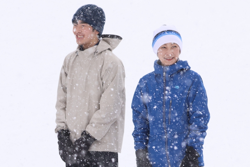 スキーウェア姿で微笑まれる紀子さまと悠仁さま。（2026年3月、写真／JMPA）