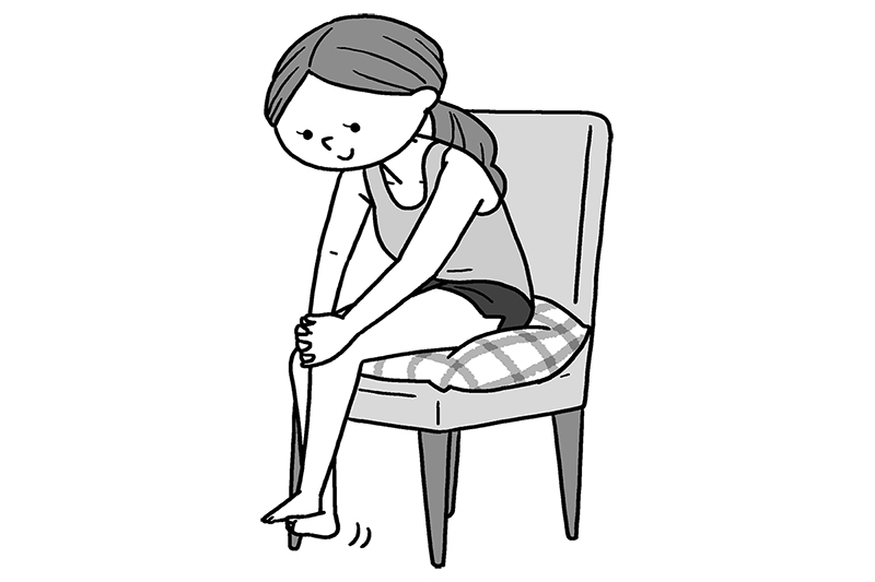 痛い方の足を上にして足首を組む。下の足を使って上の足をブラブラさせるのがコツ！（イラスト／こさかいずみ）